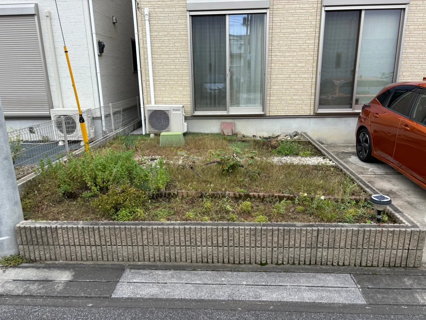 草の生えた花壇